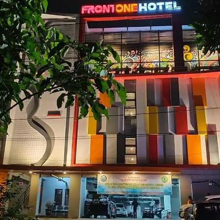 Front One Hotel Tulungagung Exterior photo