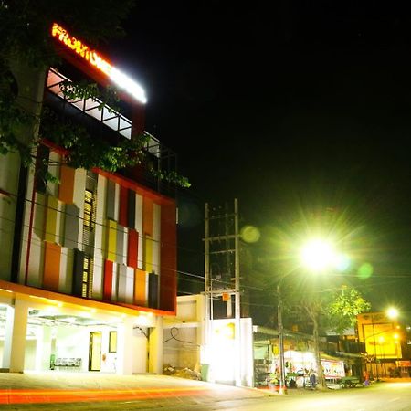 Front One Hotel Tulungagung Exterior photo