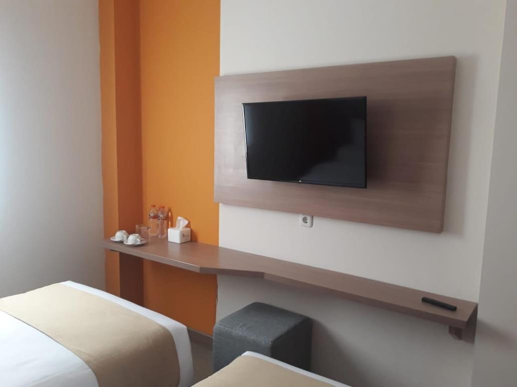 Front One Hotel Tulungagung Exterior photo
