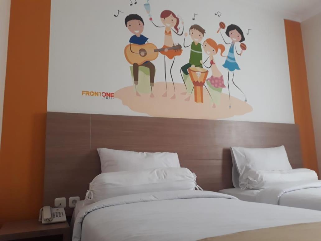 Front One Hotel Tulungagung Exterior photo