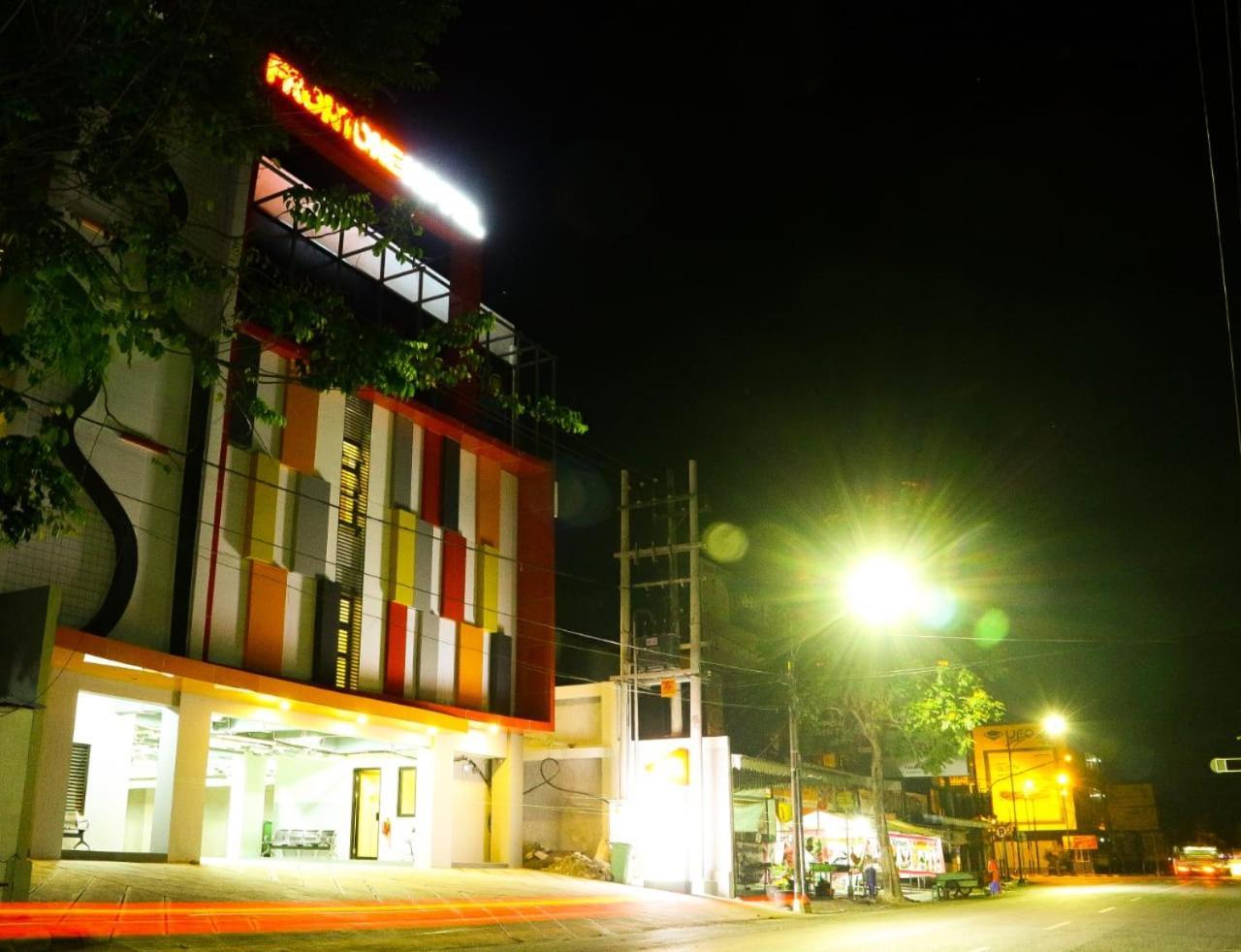 Front One Hotel Tulungagung Exterior photo